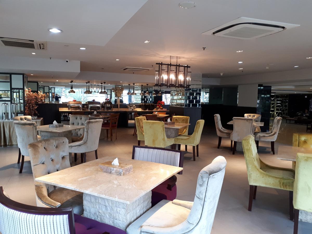 Royal Regantris Cendana Hotell Surabaya Eksteriør bilde